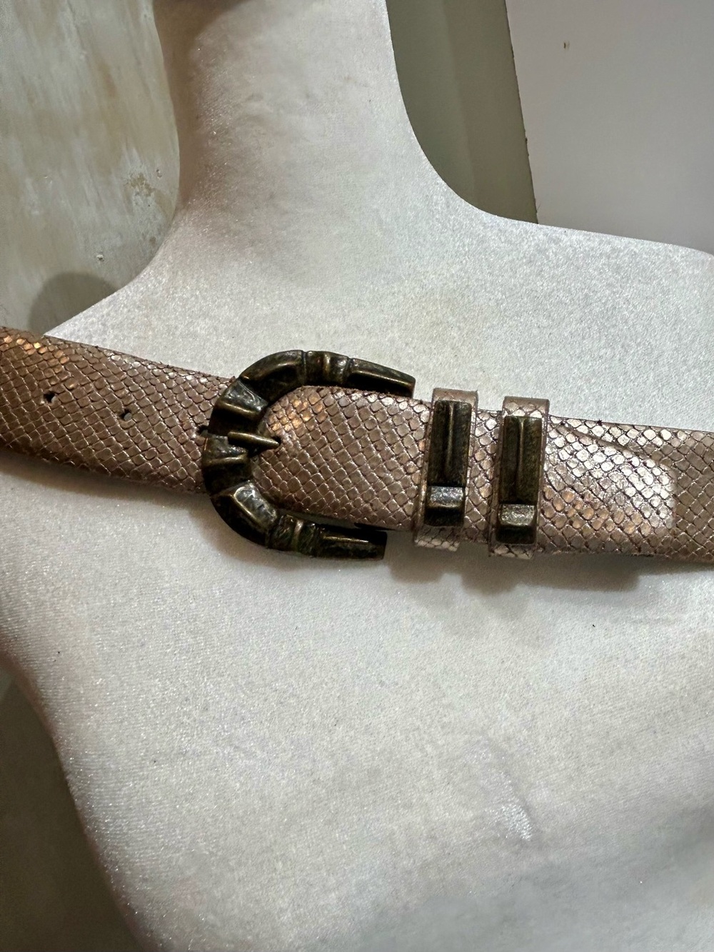 Carlisle Metallic Taupe “skin” Leather Belt with Antiqued Brass Buckle EUC SZ M